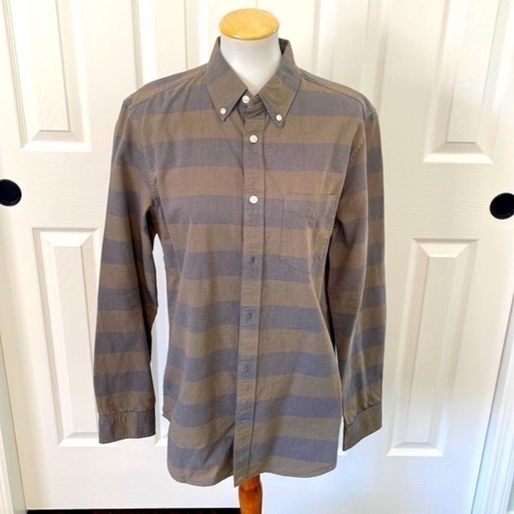 BRAND NEW WITH TAGS, mens GAP striped casual button down.